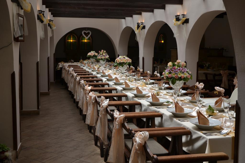 Excalibur Penzion A Restaurace Moravská Třebová Kültér fotó
