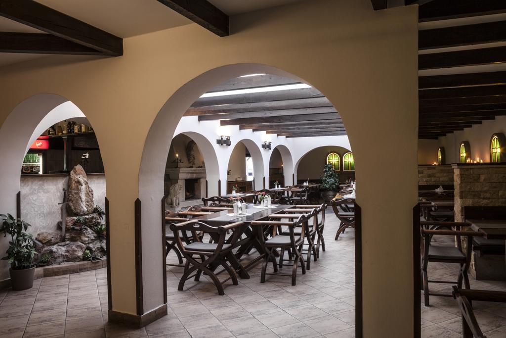 Excalibur Penzion A Restaurace Moravská Třebová Kültér fotó